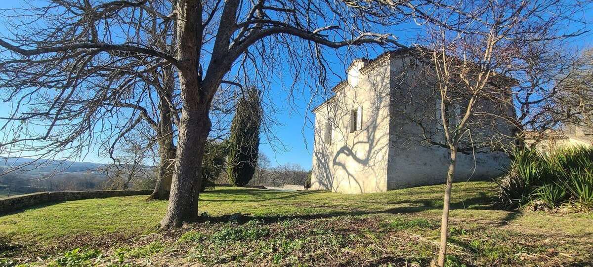 Projet famillial ou exploitation de gîte possible, pour ce très beau hameau à proximité de Roquecor - photo 4