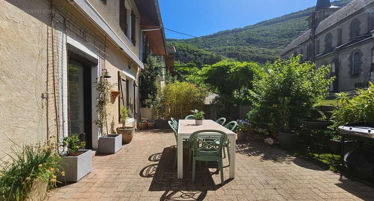 Authenticité et espace : grande maison mitoyenne en pierre avec 5 chambres à vendre à CHINDRIEUX avec garage et terrain proche d - photo 27