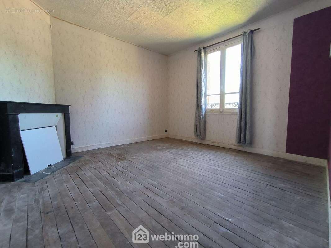 A l&#039;étage un palier distribue une première chambre de 14 m² - Maison à VAILLY-SUR-AISNE