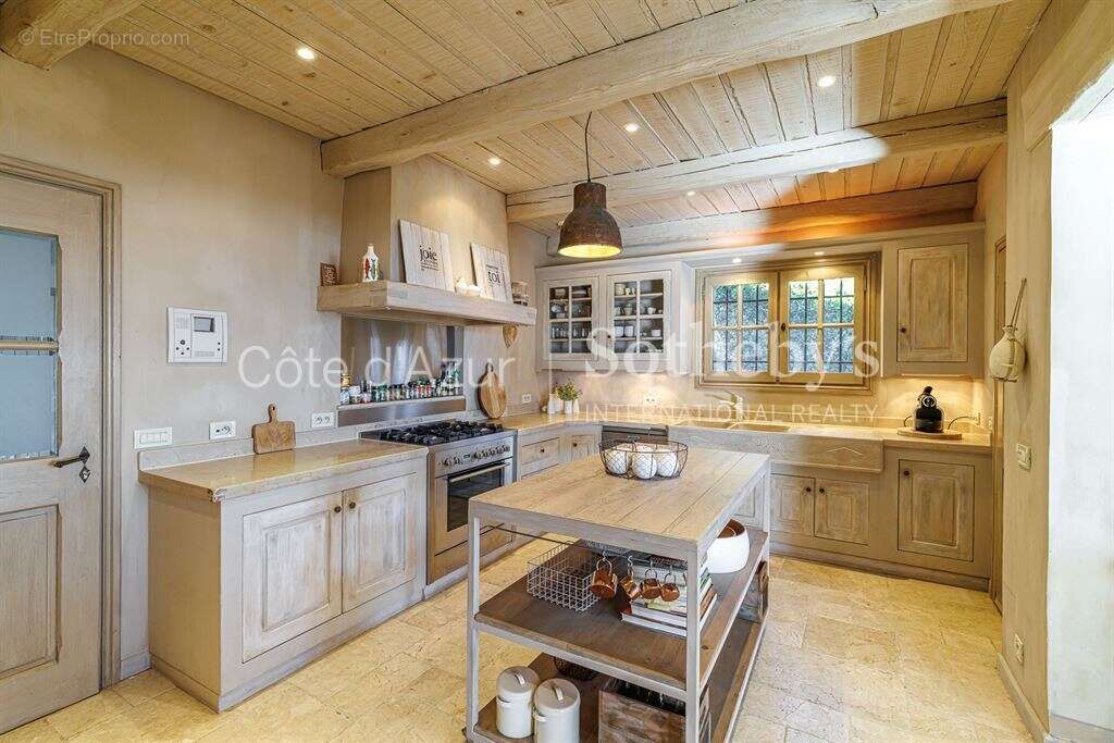 Vence bastide néo provençale avec vue mer, piscine chauffée et jardin paysager de 4 300 m² - photo 9