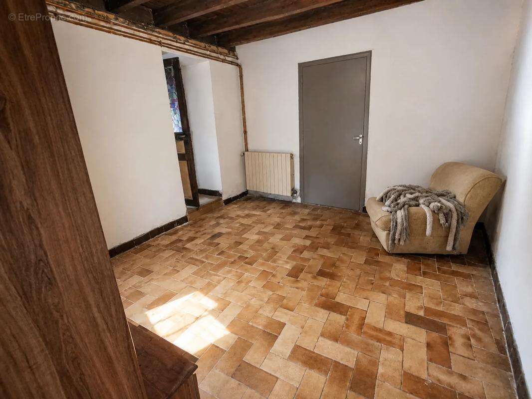 Maison de 130,94 m² à rénover avec dépendances et jardin - photo 9