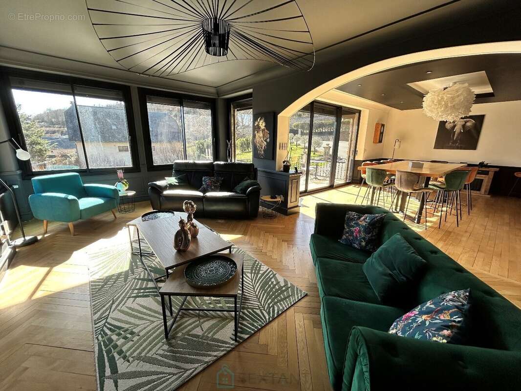 Propriété d'exception  274 m² habitables + 699 m² de dépendances et garages - photo 10