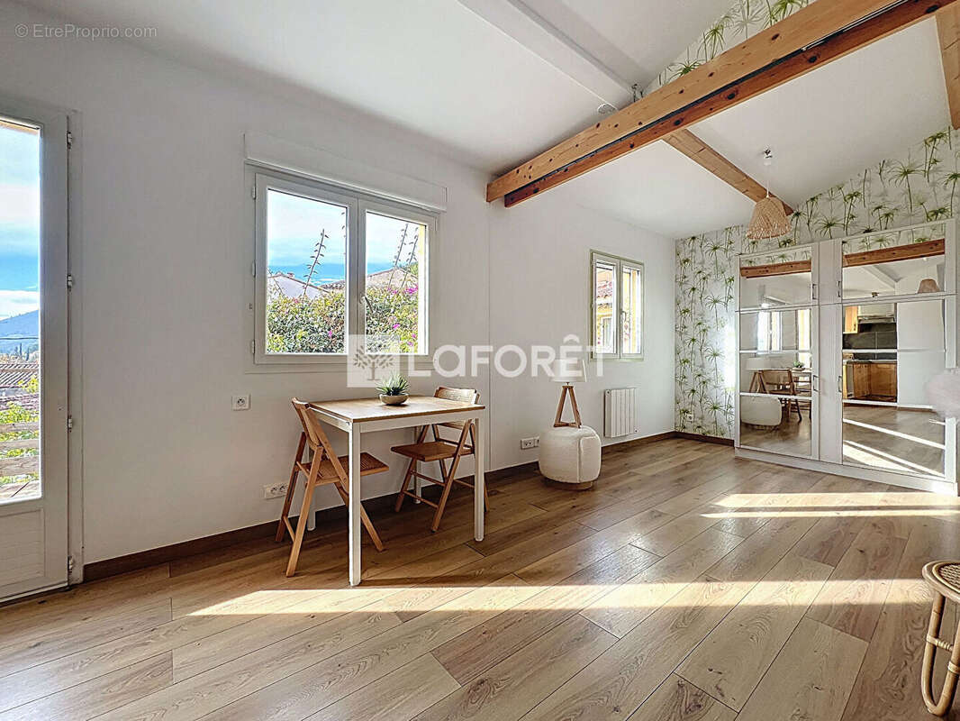 Appartement à ROQUEVAIRE