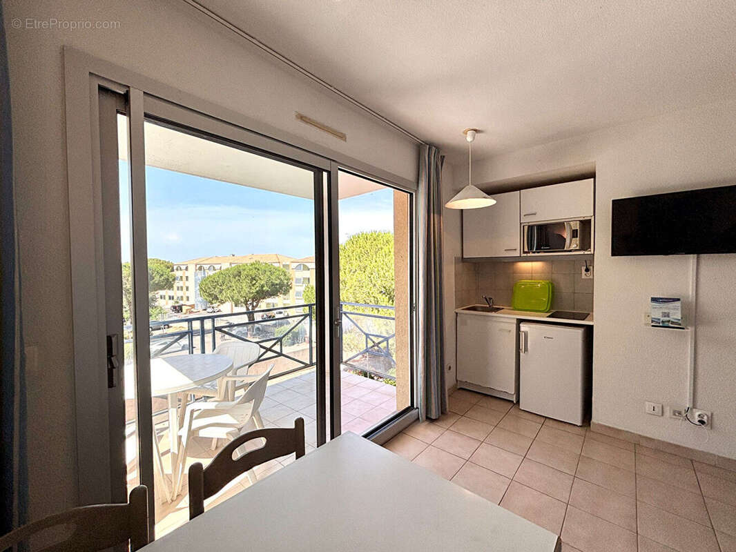 Appartement meublé avec balcon LIBRE dans une résidence avec piscine et parking - photo 3