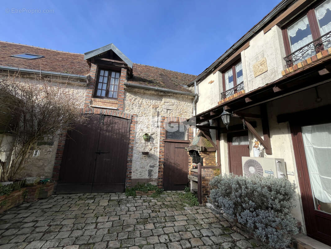Maison à LA CHAPELLE-LA-REINE