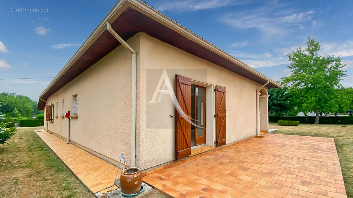Maison de plain-pied avec jardin paysagé et dépendance à Saint-Vite - photo 7