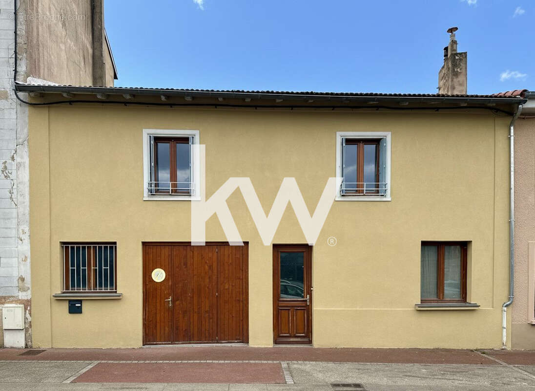 Maison à CHAZELLES-SUR-LYON