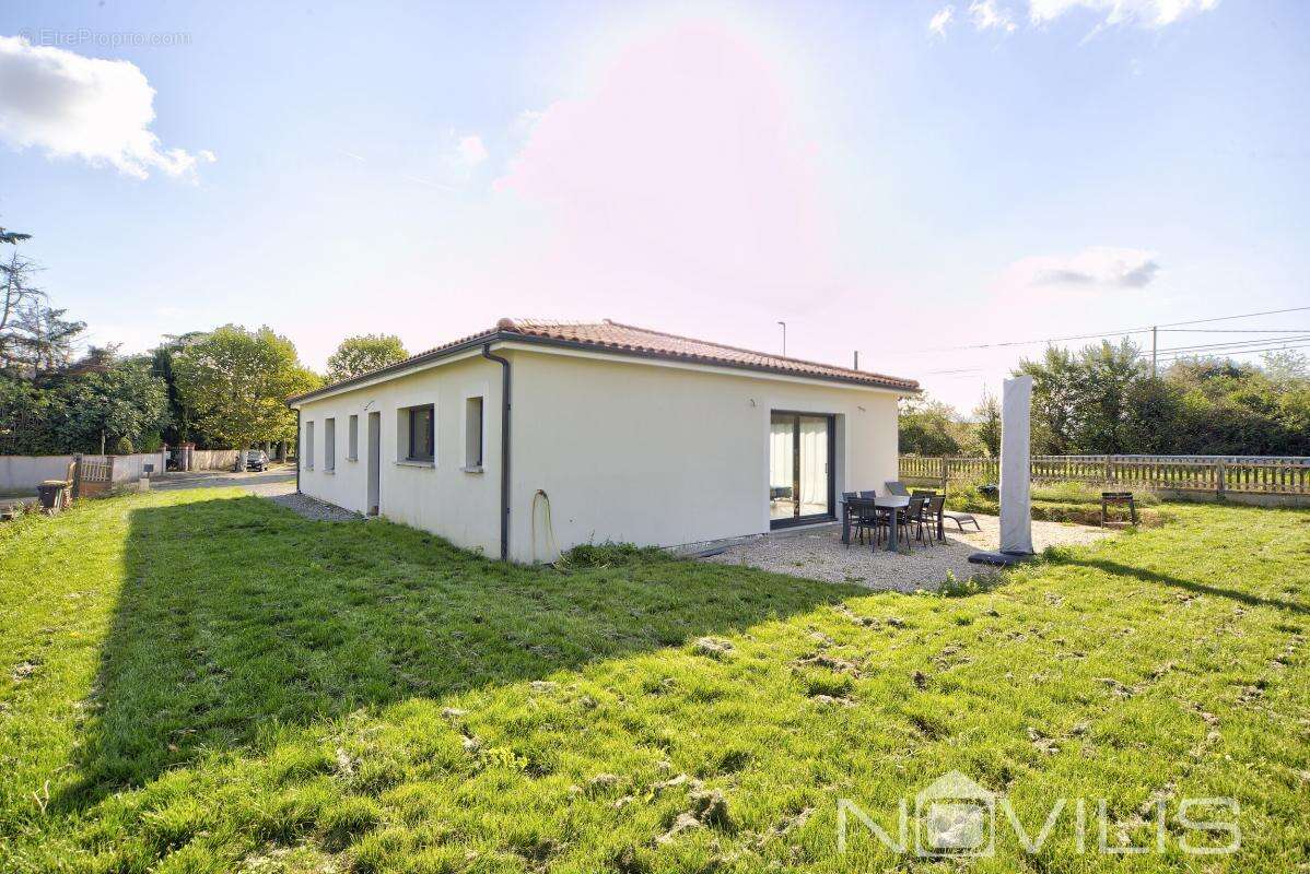 Maison à SAINTE-FOY-DE-PEYROLIERES