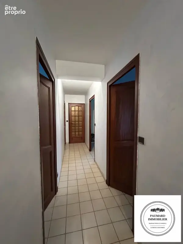 coin nuit , 3 chambres , grande salle de bains et douches , toilettes 