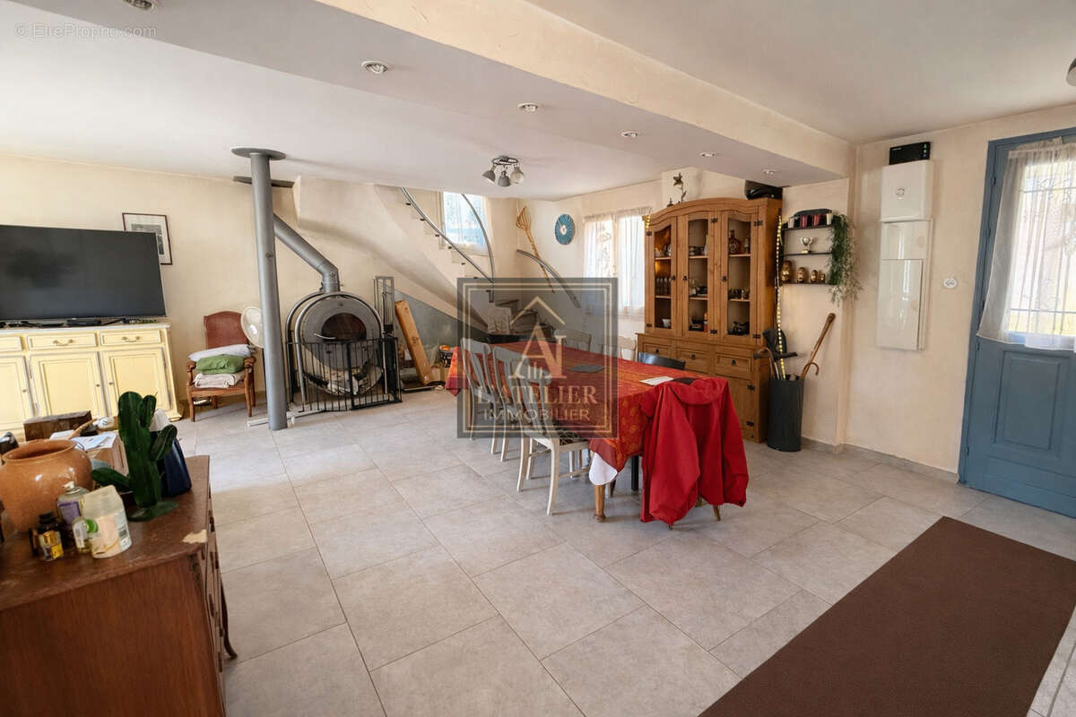 Maison de caractère avec 2 studios, piscine, sous sol et abris voiture sur une parcelle de 1250 m2 - photo 14