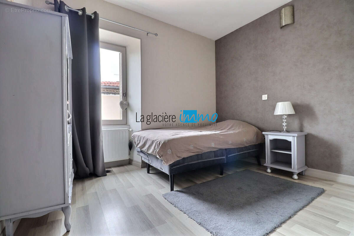 Maison à VIC-LE-COMTE