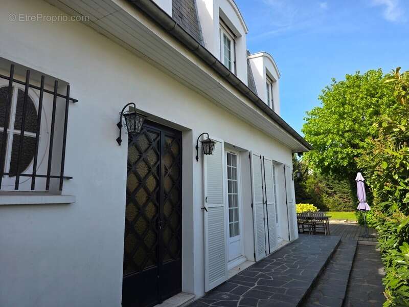 Maison à vendre 9 pièces CHATOU (78) - photo 2