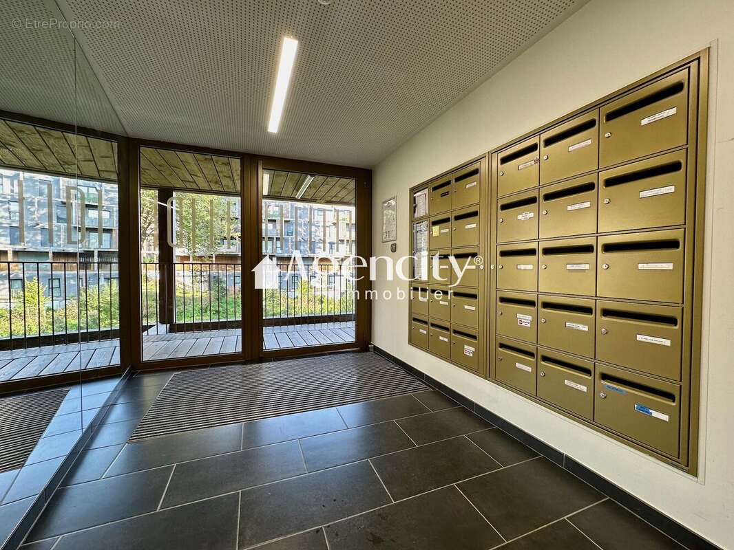 Entrée immeuble - Appartement à TORCY