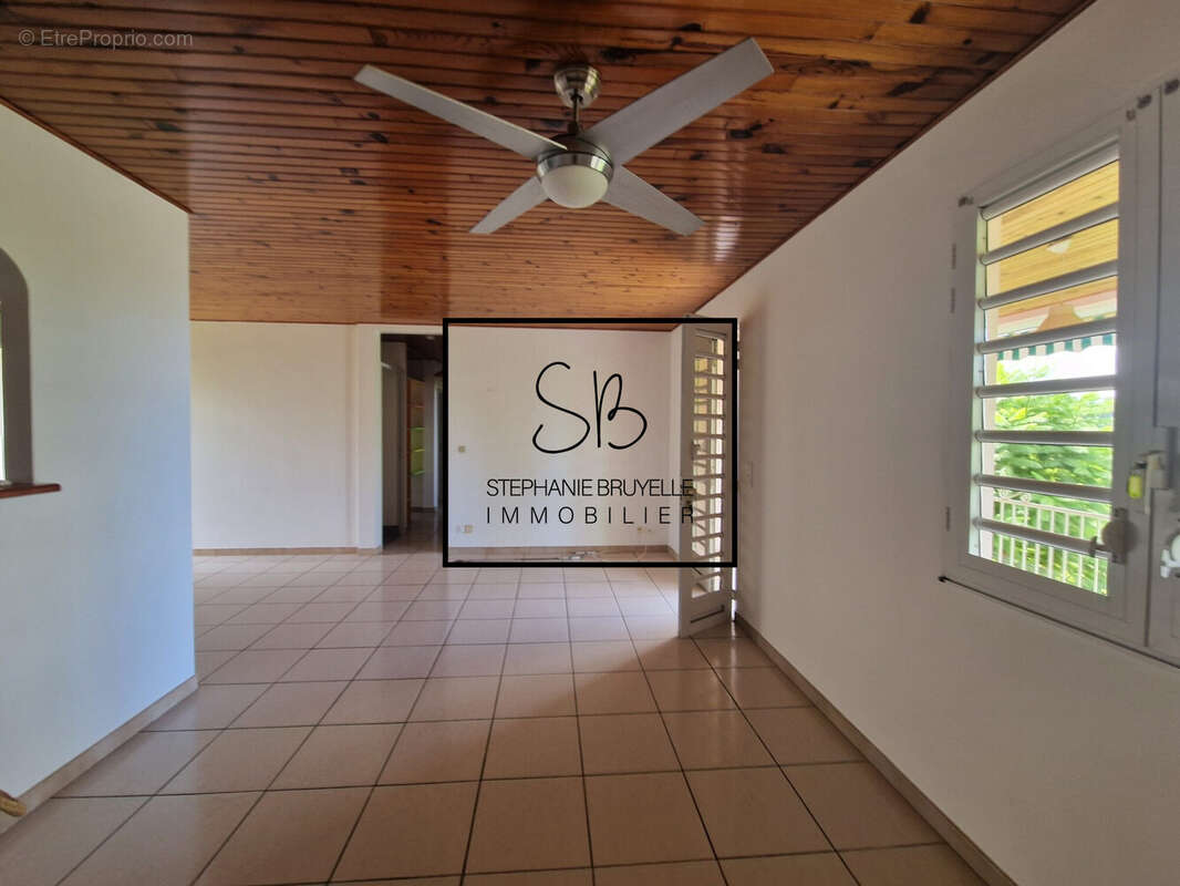Maison 90 m² à Saint-Pierre  - photo 6