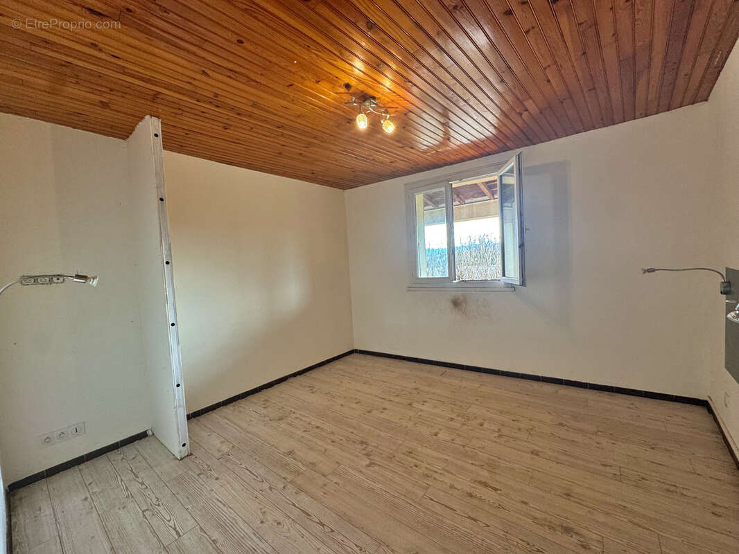 Maison à MONTBOUCHER-SUR-JABRON