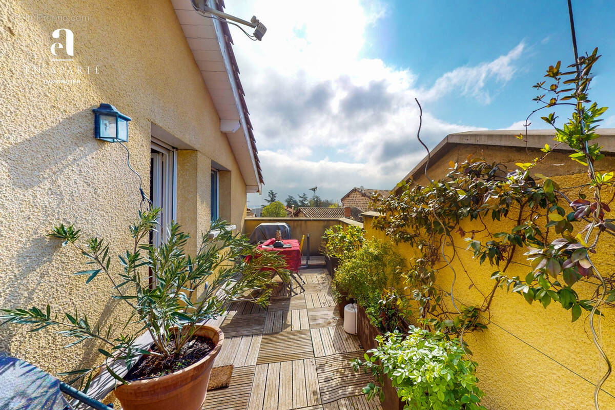 Appartement à SAINT-GENIS-LES-OLLIERES