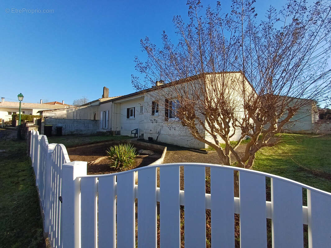 Maison à BAIGNES-SAINTE-RADEGONDE