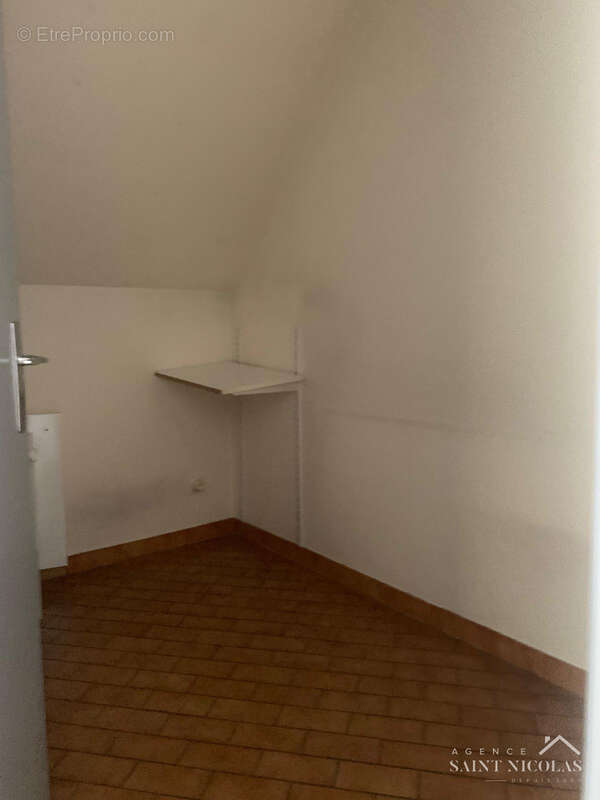 MEULAN CENTRE Bel emplacement pour cet immeuble de 178 m2 comprenant 7 bureaux, salle de réunion et archives. - photo 13