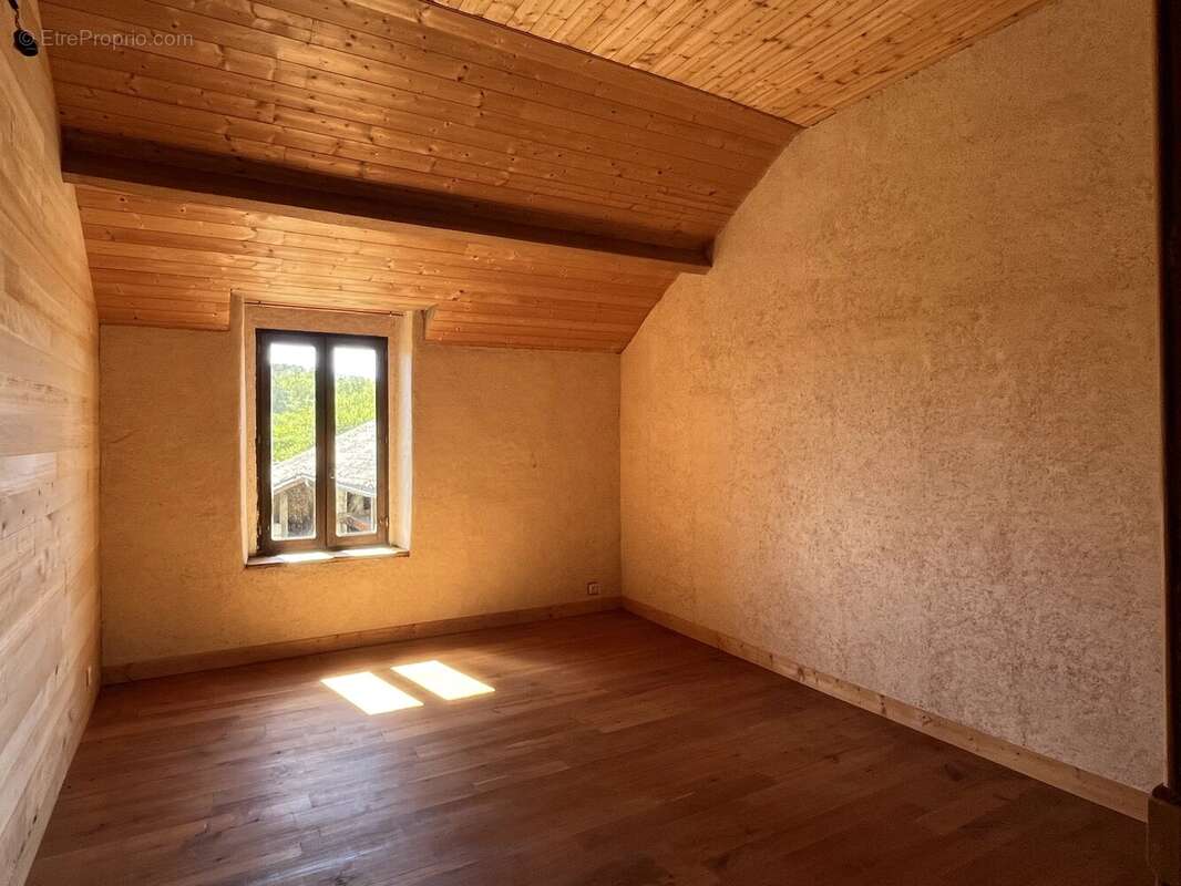 Propriété rénovée dans le respect de l'environnement, avec source d'eau, verger et panneaux solaires - photo 17