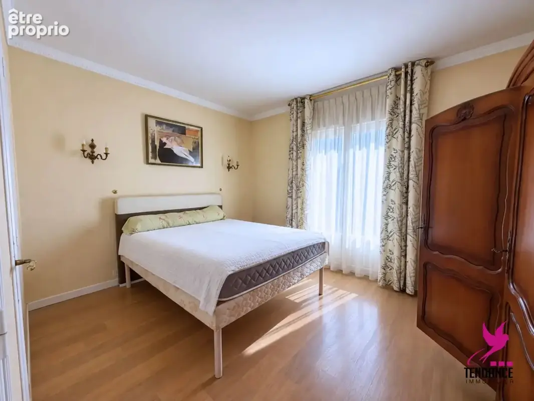 Maison 180 m² avec  Garages et dépendances. - photo 8