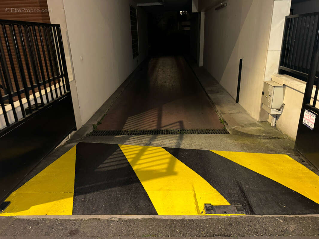 Parking à NEUILLY-SUR-SEINE