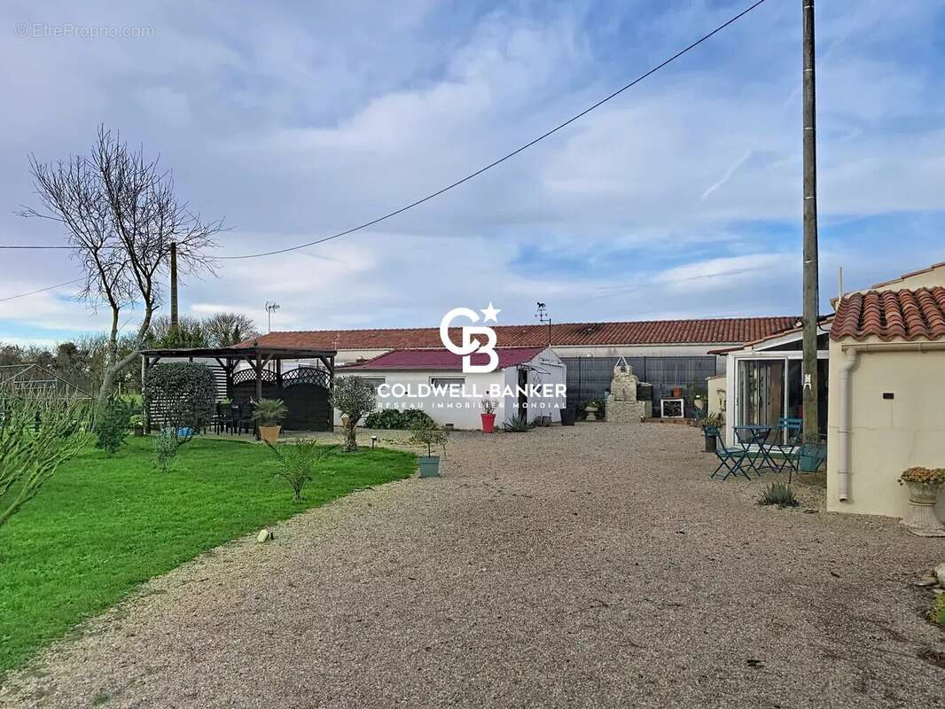 Maison à CHAMPAGNE-LES-MARAIS