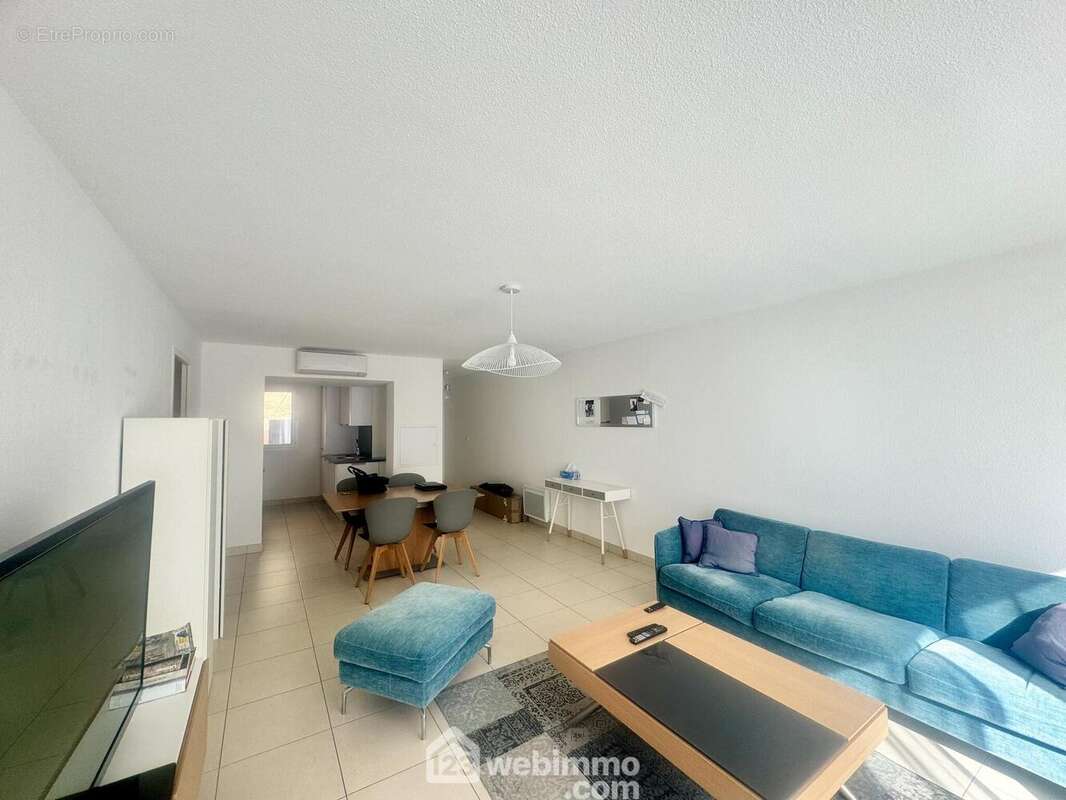 Grand séjour lumineux avec entrée et cuisine ouverte - Appartement à CALVI