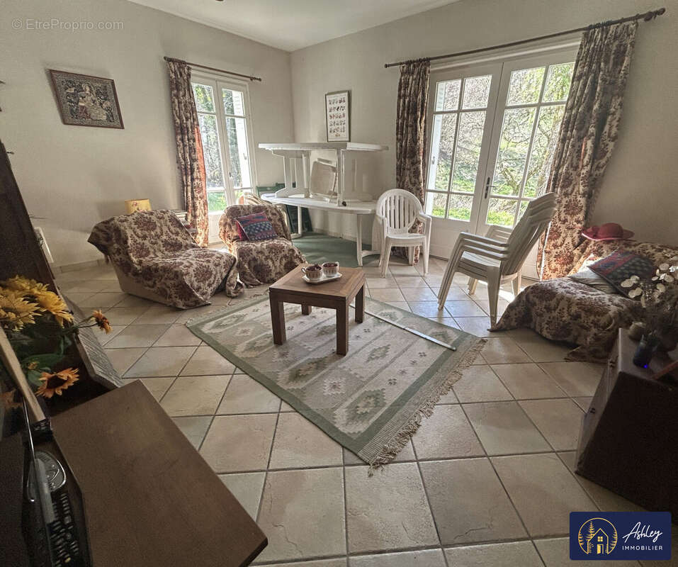 Rez-de-chaussée Salon - Maison à LE MONTEIL