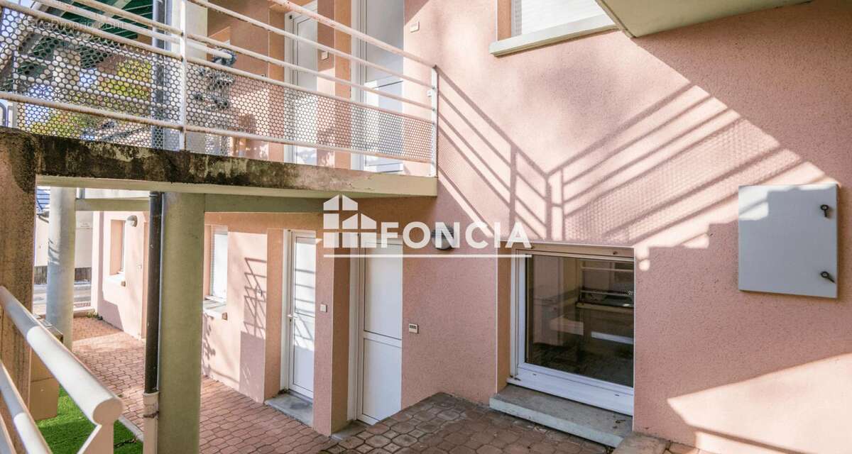 Appartement à SALLES-CURAN