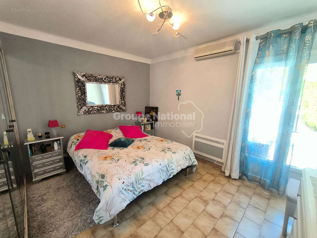 Maison de plain-pied 3 chambres avec piscine, garage, abri voitures sur parcelle constructible de 2826 m² - Loriol du Comtat - photo 11
