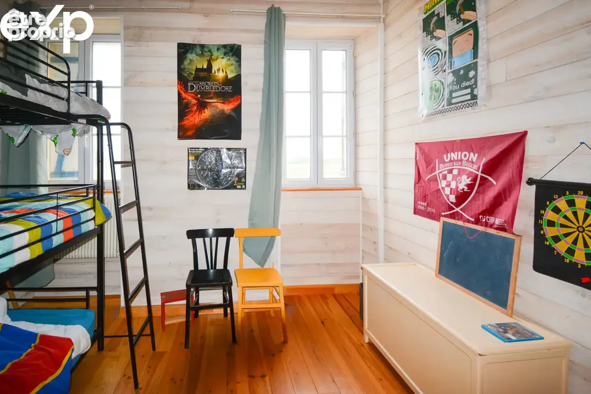 Une belle chambre enfant avec mezzanine