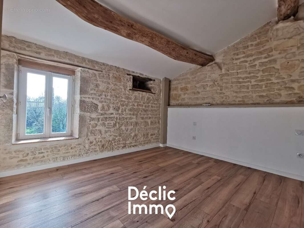 La Rochénard (79)  Maison en pierre entièrement rénovée  121 m²  Environnement calme - photo 5