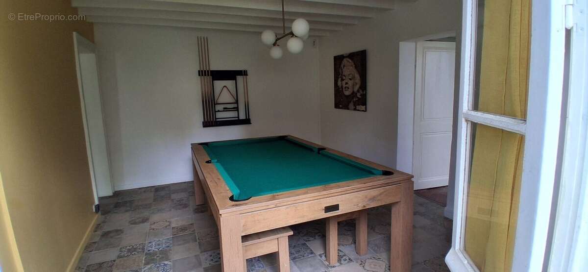 Salle de billard conviviale  espace loisirs au calme, accès facile A13, proche Paris - Maison à CAILLY-SUR-EURE