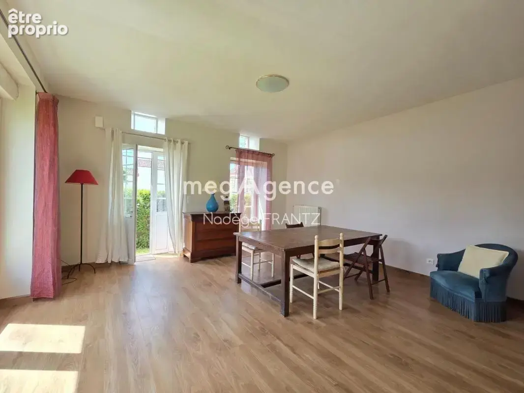 Maison de plain-pied rénovée à Aumagne – 2 chambres, jardin et dépendance - photo 4