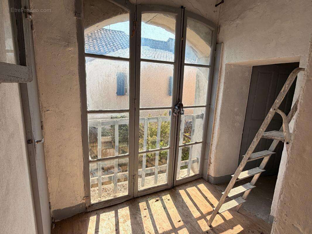 Maison À Vendre - 5 pièces - 3 chambres - Cour intérieure - photo 13