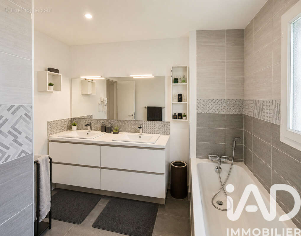 Maison 205 m² à Saint-Germain-De-Lusignan  - photo 9