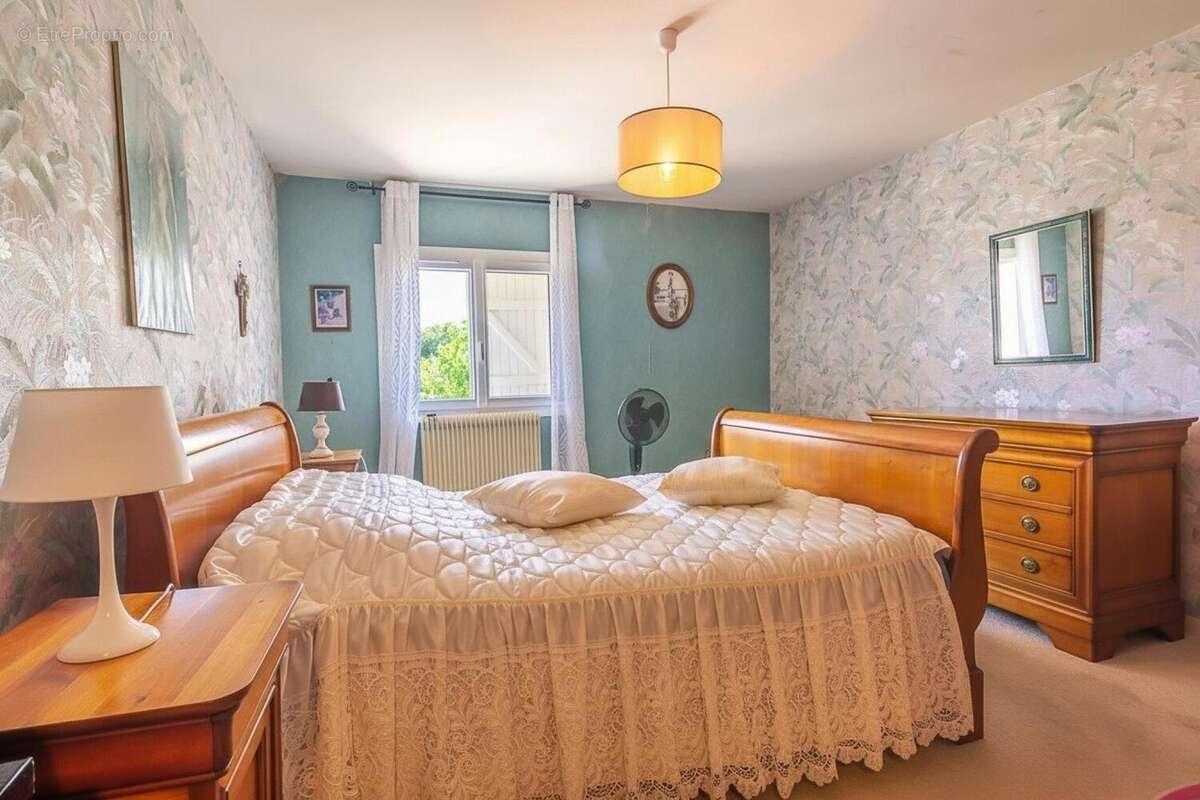 Maison 228 m² à La Lande-De-Fronsac  - photo 7