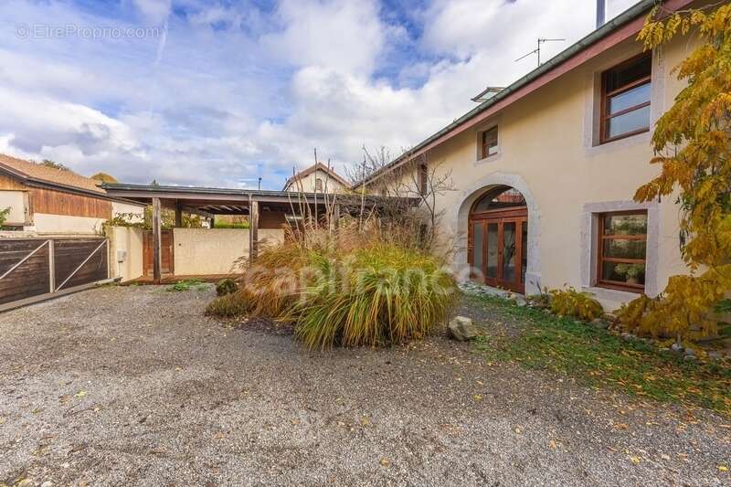 Maison à SAINT-GENIS-POUILLY