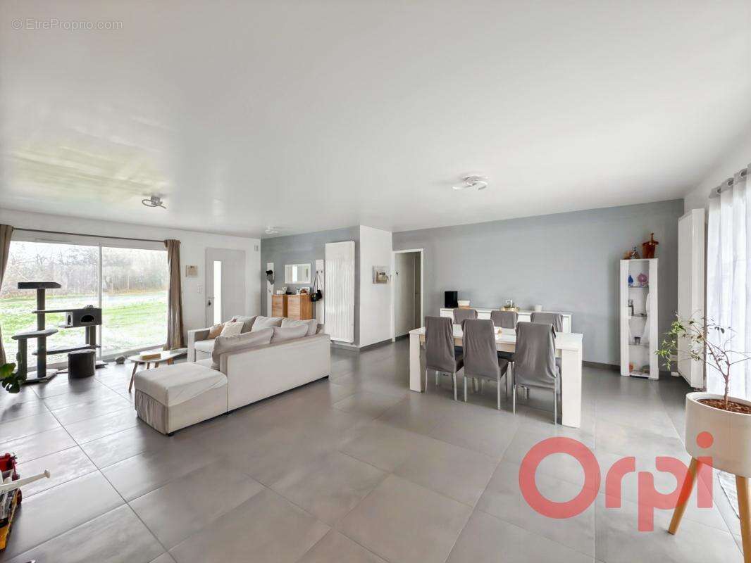 Maison à SAINT-PIERRE-LES-ETIEUX