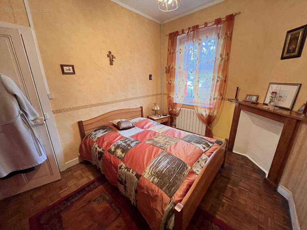 Chambre - Maison à CHAMPAGNAC