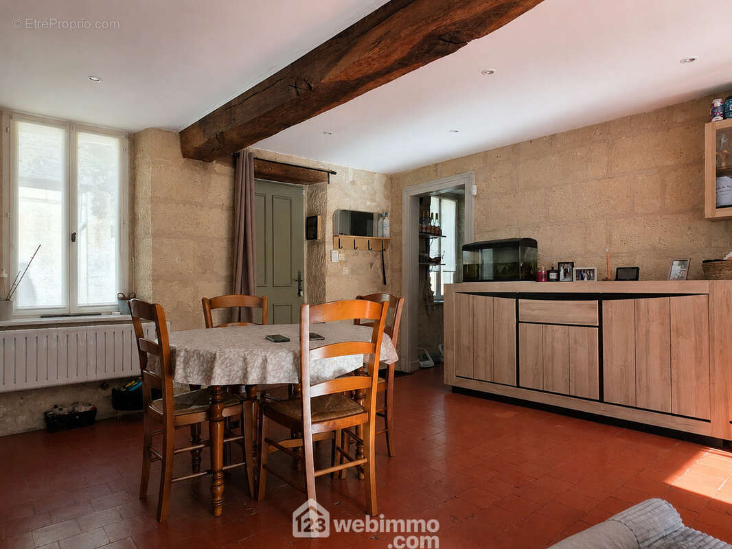 Un espace de réception convivial sublimé par le charme intemporel de la pierre apparente - Maison à BOURGUIGNON-SOUS-MONTBAVIN