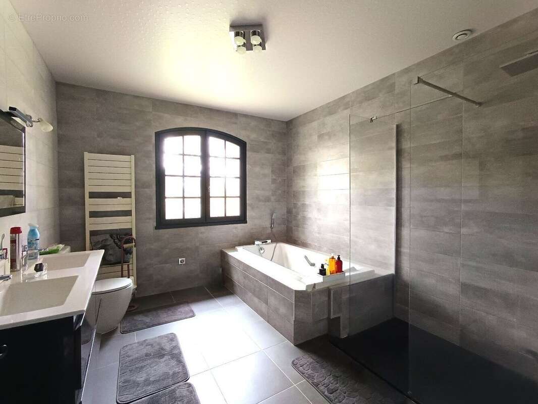 Maison sur demi-niveau spacieuse avec grand garage - photo 8