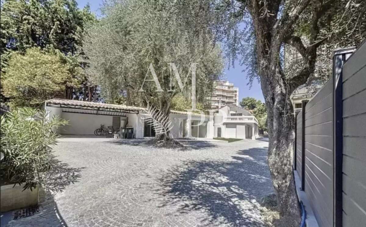 Propriété avec deux villas – À pied de la Croisette et des plages – Cannes - photo 21