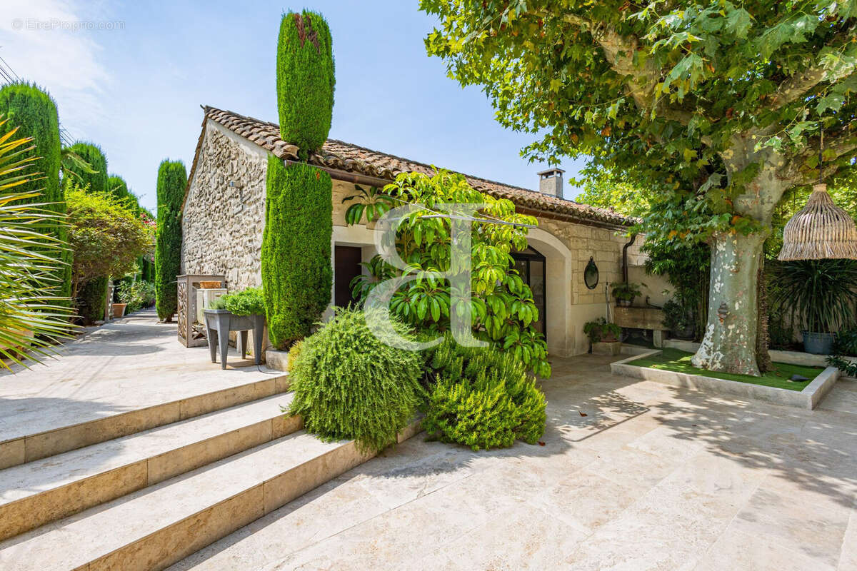 Maison 252 m² à Saint-Remy-De-Provence  - photo 7
