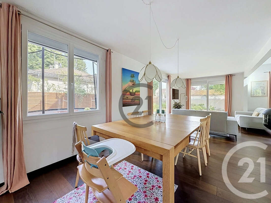 Maison 191 m² à Saint-Julien-Les-Villas  - photo 2