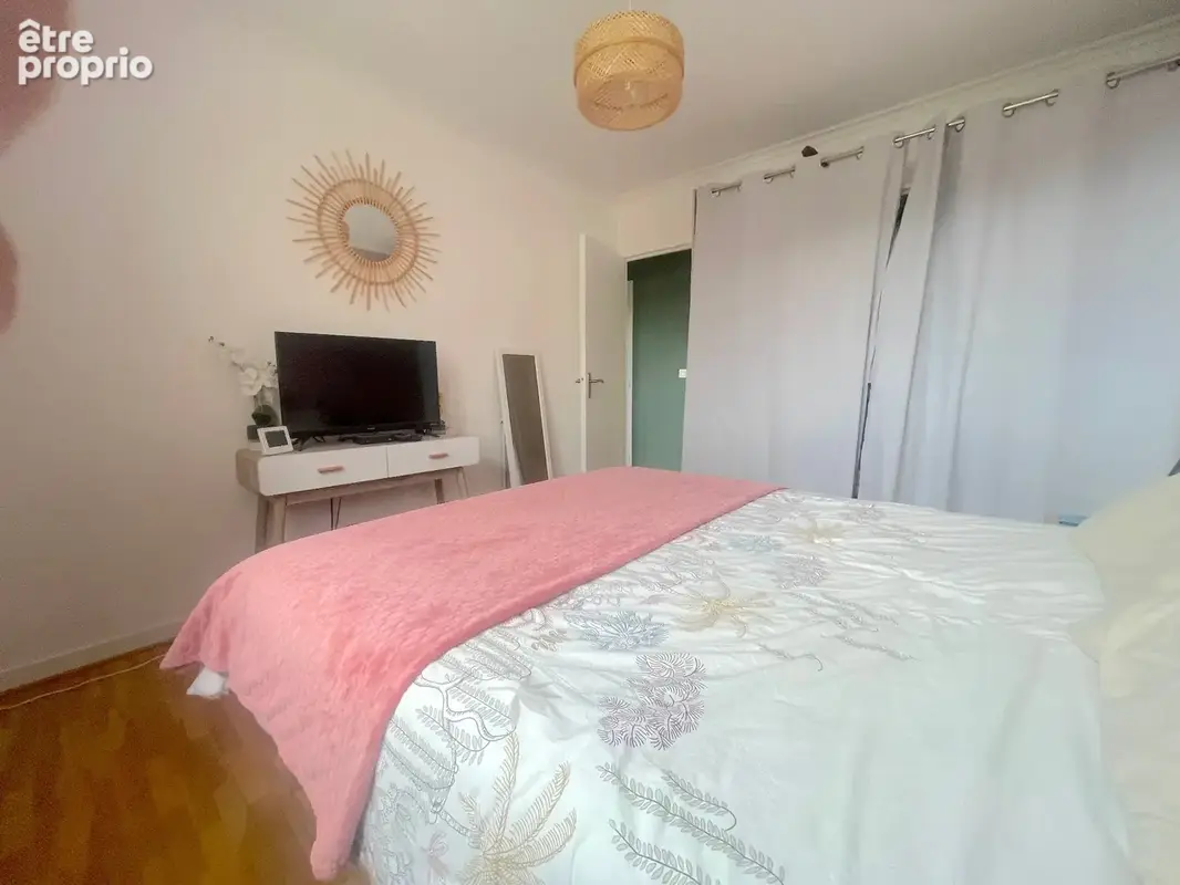 Appartement T4- 81,63m2- 8ème et dernier étage- Cave- Parking Privatif- Garage- Vue dégagée - Montaud- Le Grand Clos - photo 3