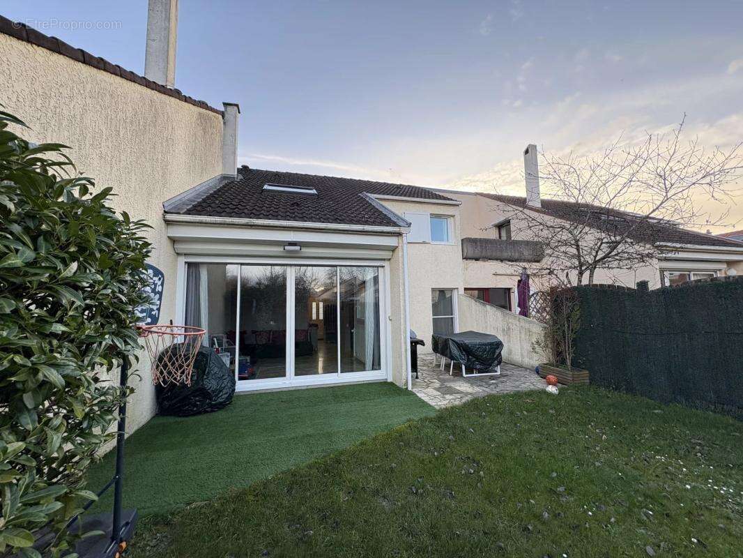 Maison à VOISINS-LE-BRETONNEUX