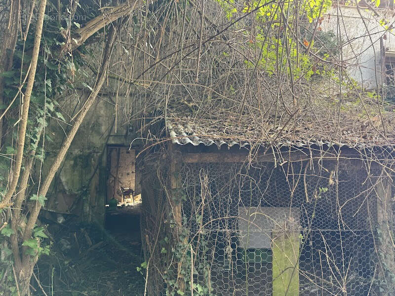 Parking à MONTGUYON