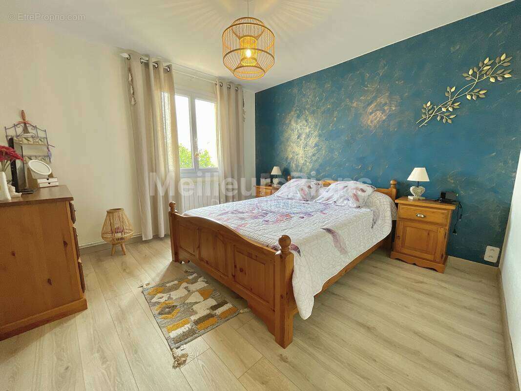 Maison à VIC-LA-GARDIOLE