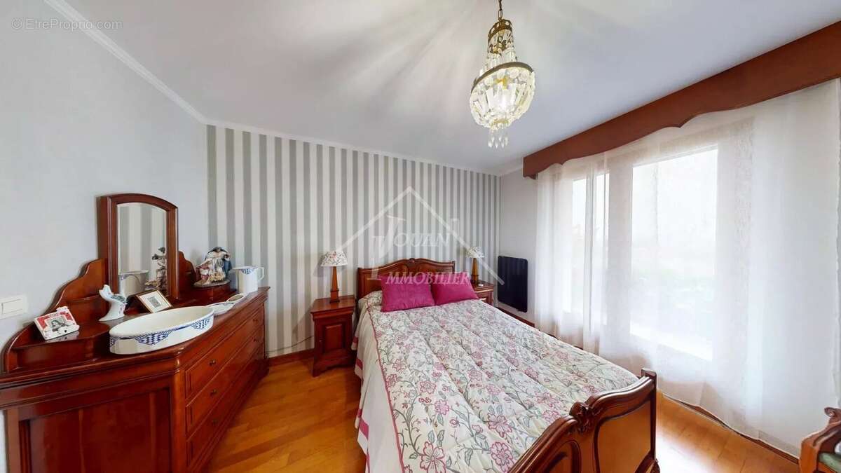 Maison à CREUZIER-LE-VIEUX